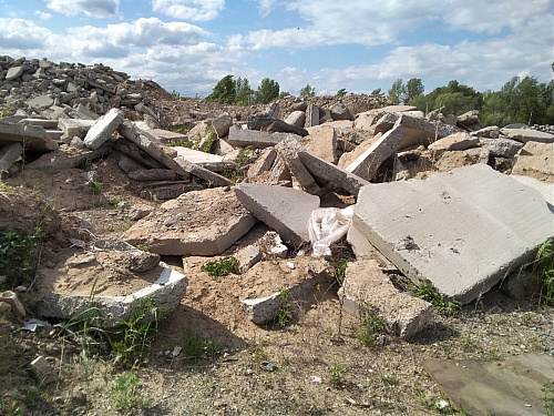 В водоохраной зоне р. Волга выявлено несанкционированное складирование строительных и бытовых отходов